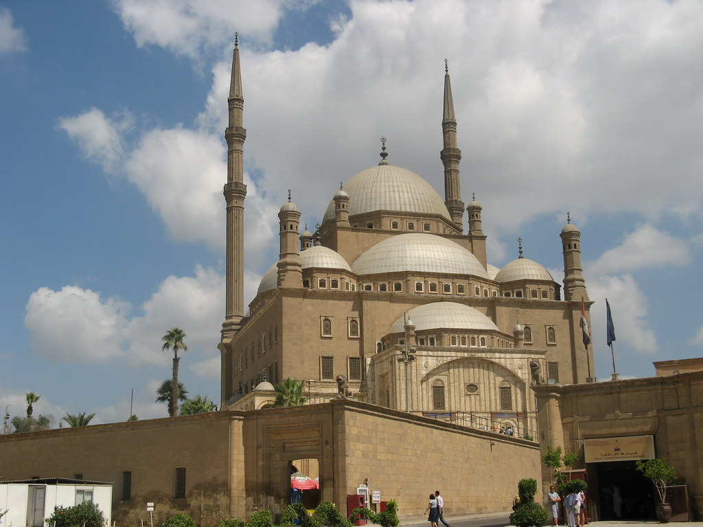 Kahire Muhammed Ali Paşa Camii Kahire Kalesi'nin de üzerine kurulduğu tepelerden birinde tüm Kahire'ye hakim bir konumda bulunur. Yapımına 1830 yılında Kavalalı Mehmet Ali Paşa döneminde başlanmış, 1848 yılında Mısır Hıdivi Abbas Hilmi Paşa döneminde tamamlanmıştır.